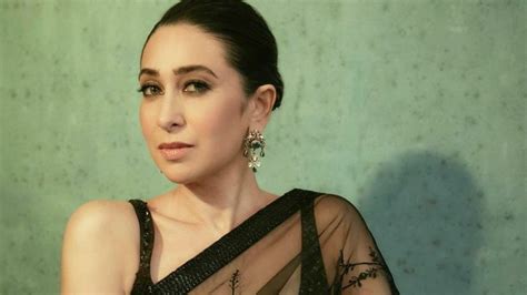 sexy video karishma kapoor|Karisma Kapoor Drops Stunning Photos In Swimsuit。